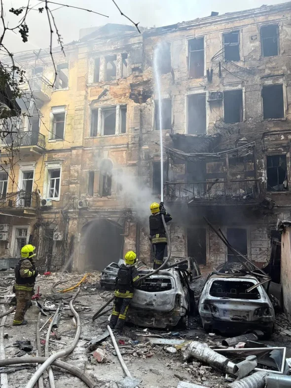 Массированный удар по Одессе: ракеты и дроны повредили дома