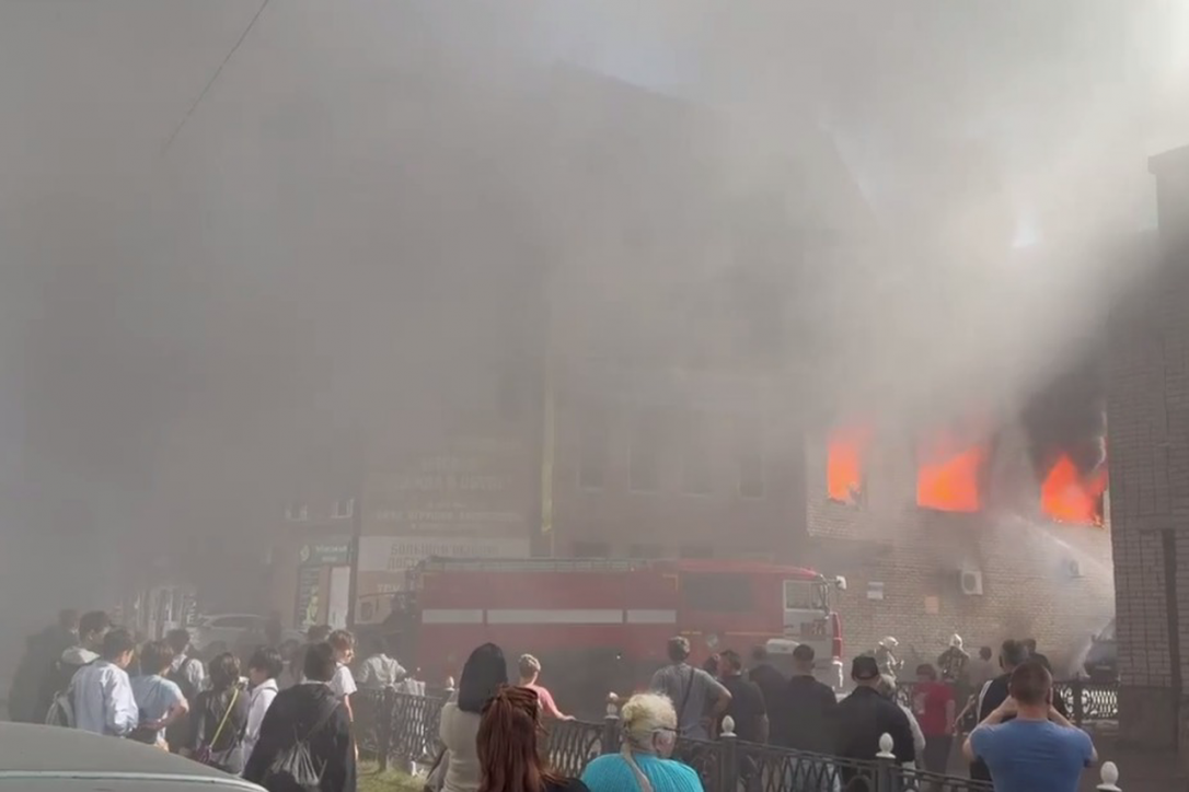 «Люди прыгали из окон»: 4 человека погибли при пожаре в ТЦ в России