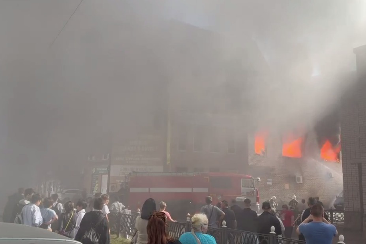 «Люди прыгали из окон»: 4 человека погибли при пожаре в ТЦ в России 2 «Люди прыгали из окон»: 4 человека погибли при пожаре в ТЦ в России