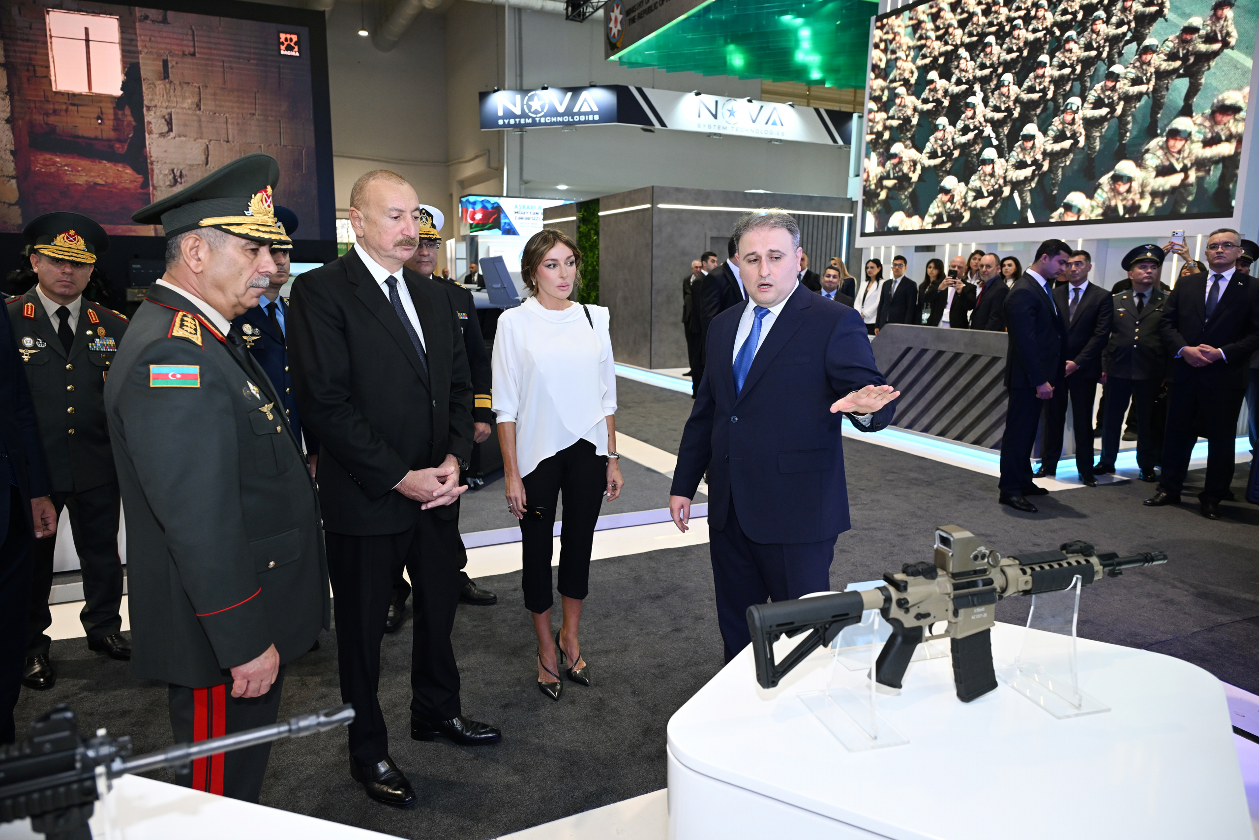 Алиевы посетили выставки ADEX и Securex Caspian