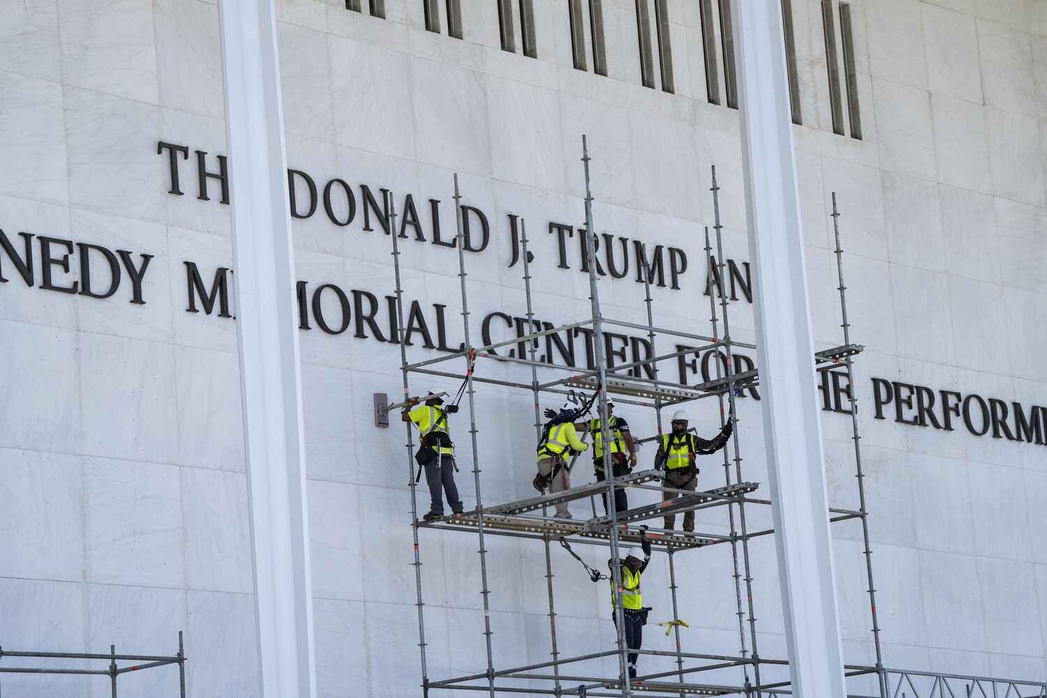 Трамп пригрозил не открывать Кеннеди-центр без своего имени на фасаде 3 Трамп пригрозил не открывать Кеннеди-центр без своего имени на фасаде