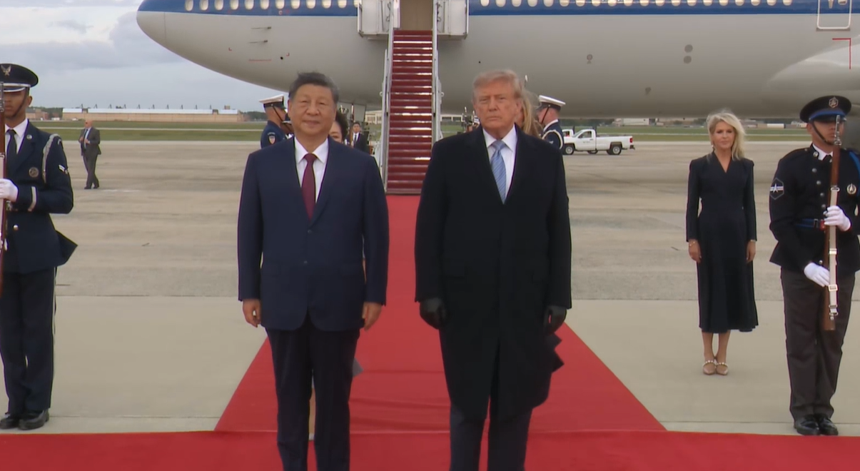 Трамп устроил Си Цзиньпину торжественную встречу в трапа самолета
