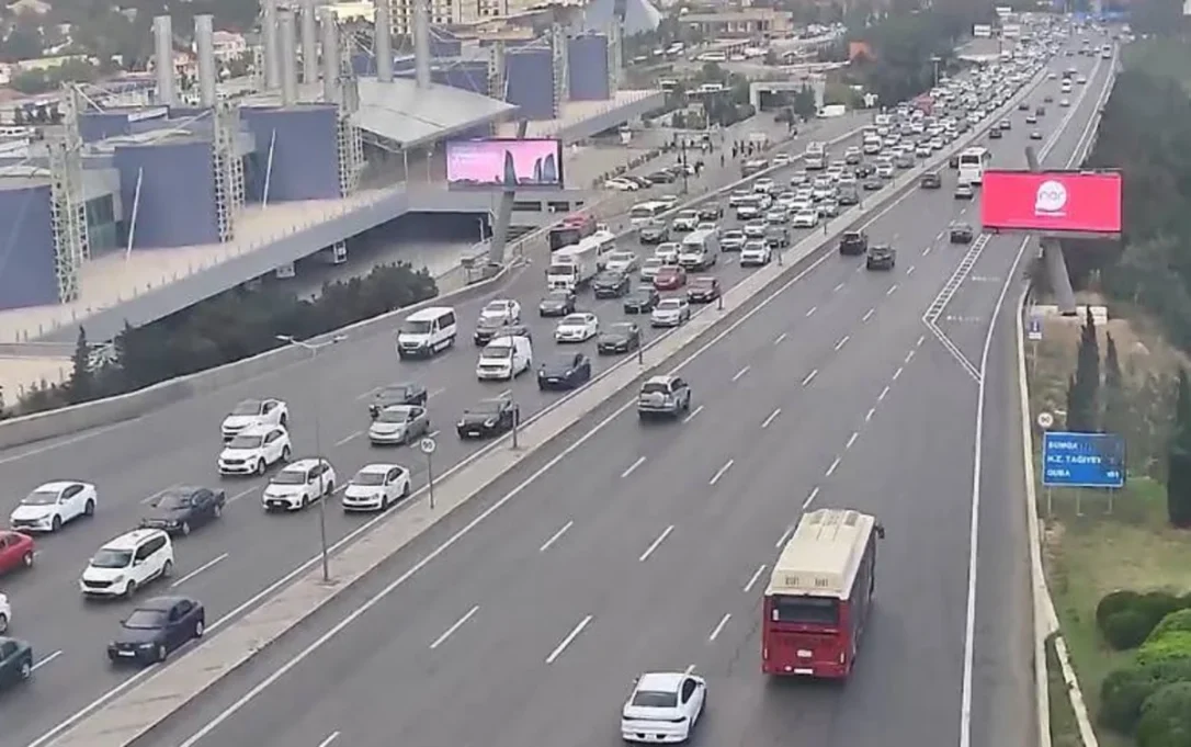 В Баку на ряде улиц и проспектов затруднено движение транспорта
