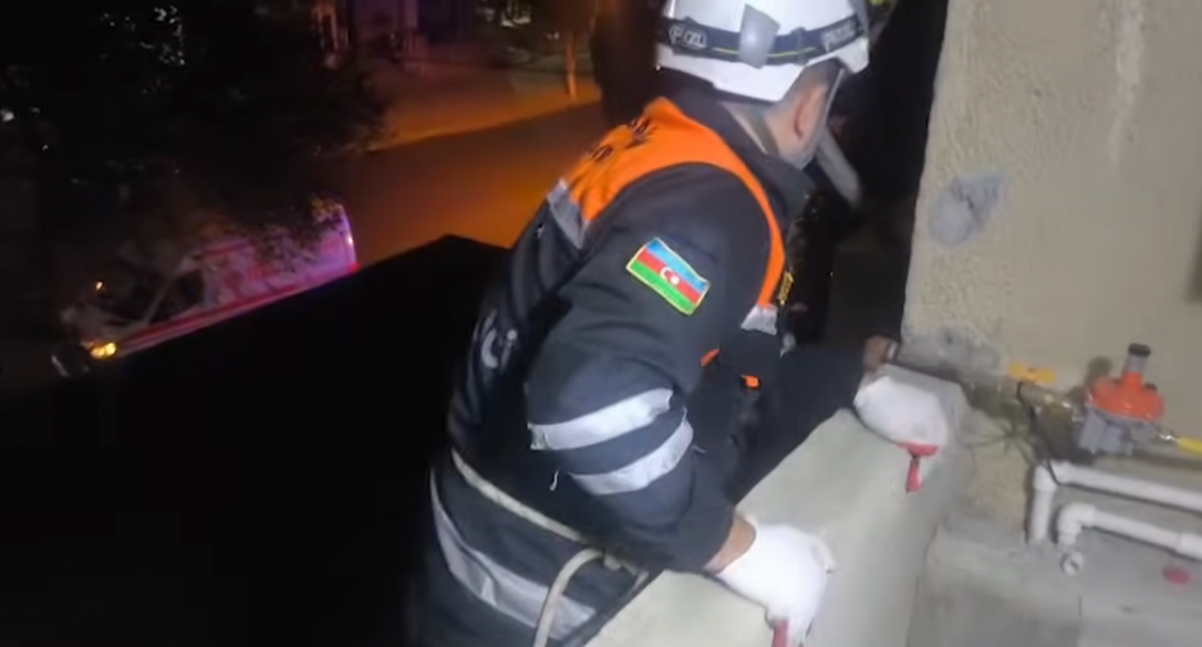 В Баку спасатели МЧС «спасли» двух спящих детей