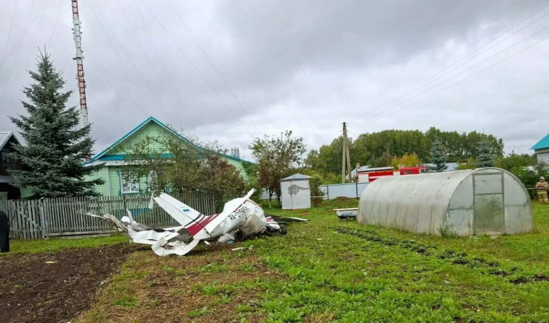 Частный самолет рухнул в огород в России: есть погибшие