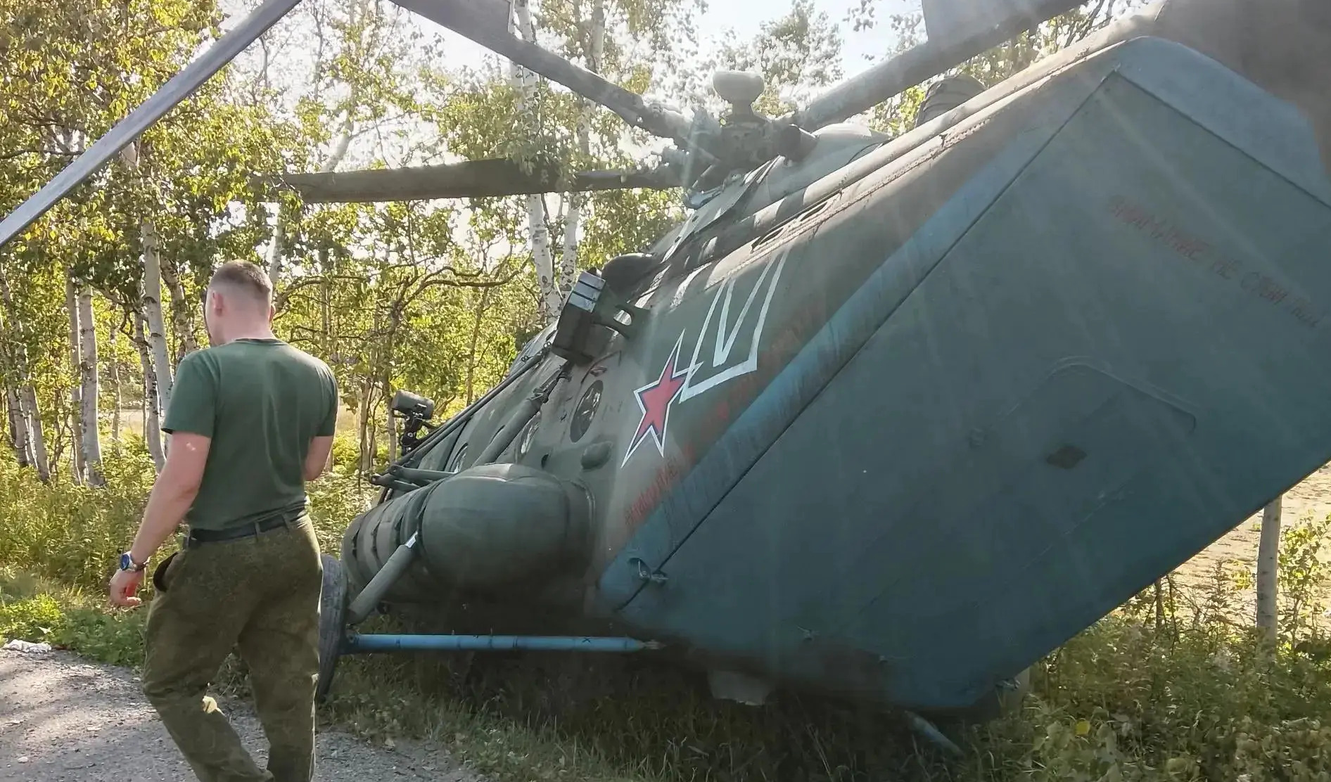 Военный вертолет жестко сел на автомобильную трассу в России