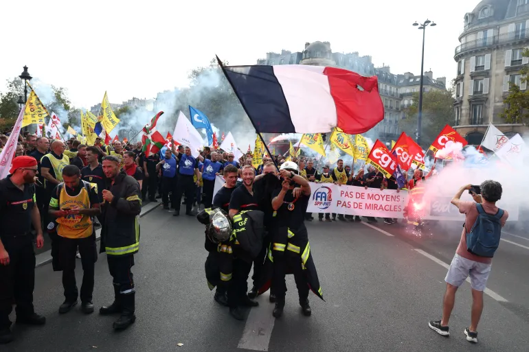 Протесты во Франции разрастаются: митинги собрали 300 тысяч госслужащих