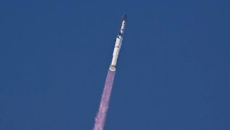 Starship впервые вышел на орбиту и успешно приводнился в океане