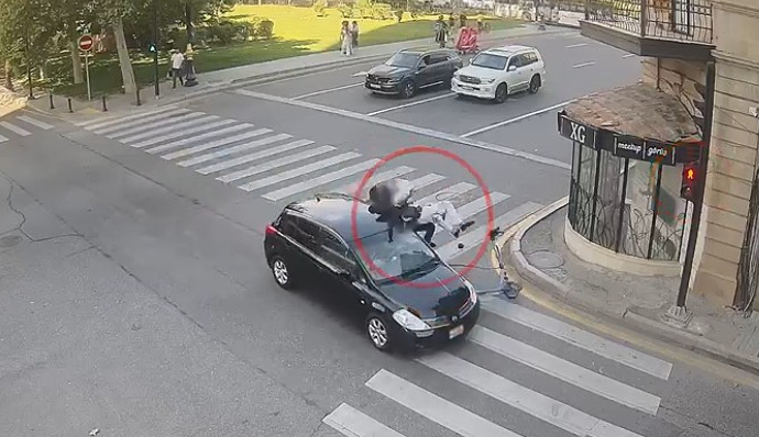 В центре Баку автомобиль сбил скутер