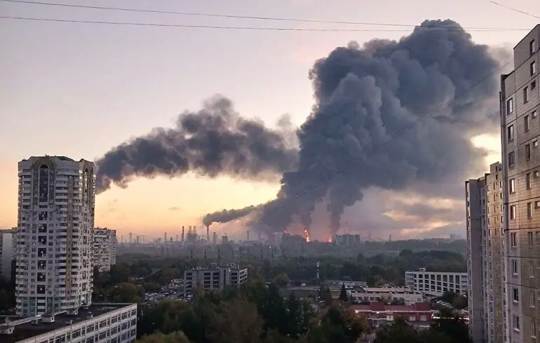 Сотни дронов атаковали Москву: горят склады, поврежден НПЗ