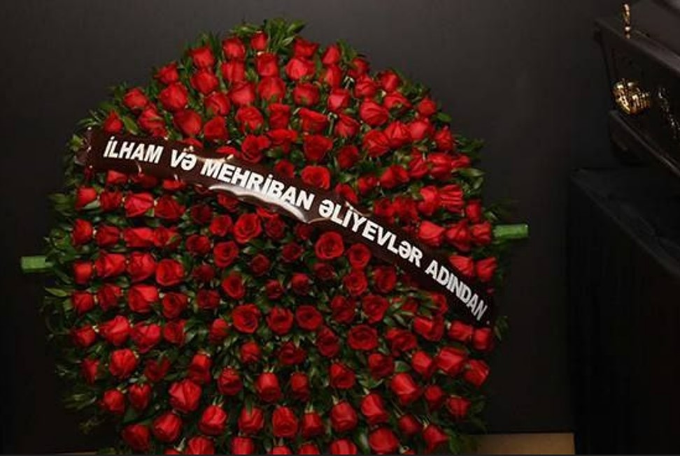 Алиевы отправили венок на церемонию прощания с Александром Шаровским 2 Алиевы отправили венок на церемонию прощания с Александром Шаровским