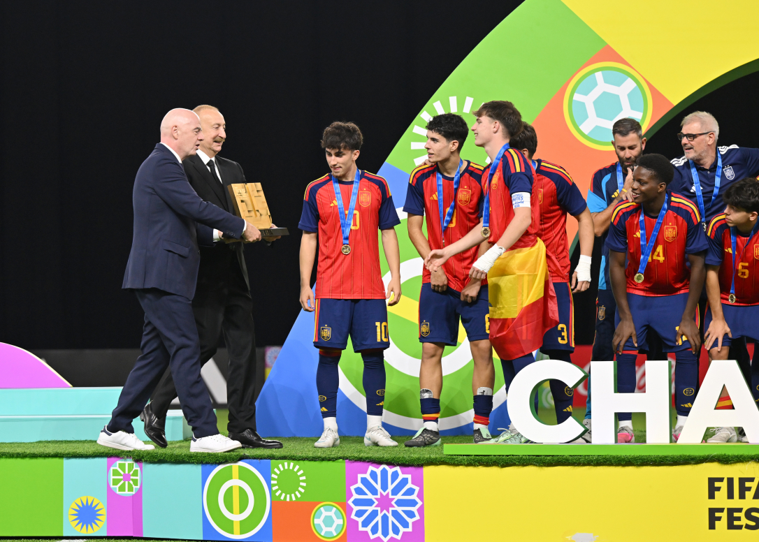 Ильхам Алиев наградил победителей чемпионата мира FIFA U-15
