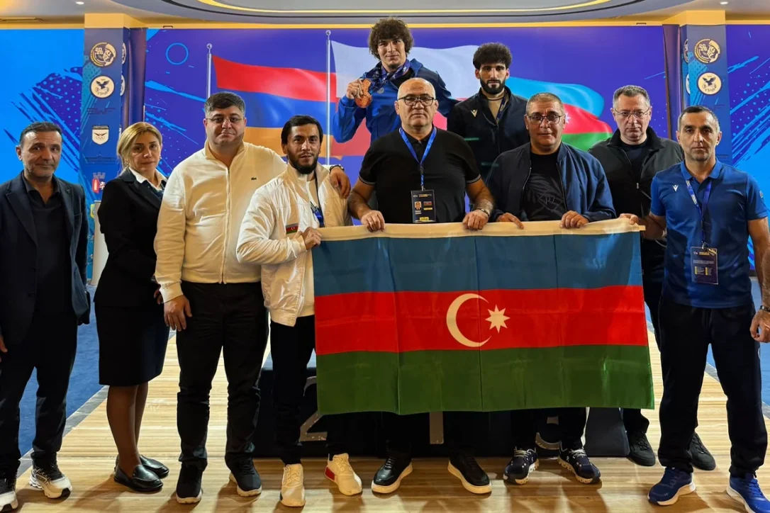 Азербайджанский тяжелоатлет завоевал три медали на чемпионате Европы