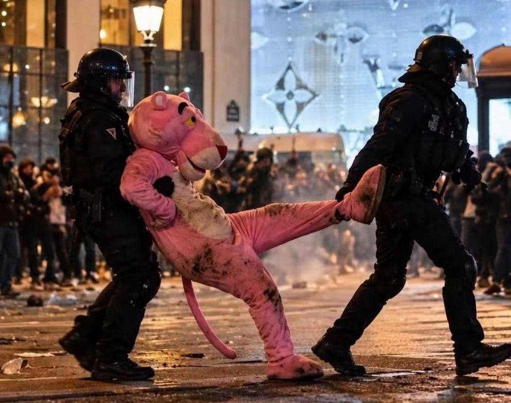Макрон призвал наказать участников погромов во Франции