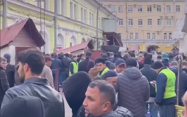 В Петербурге устроили миграционный рейд во время пятничной молитвы