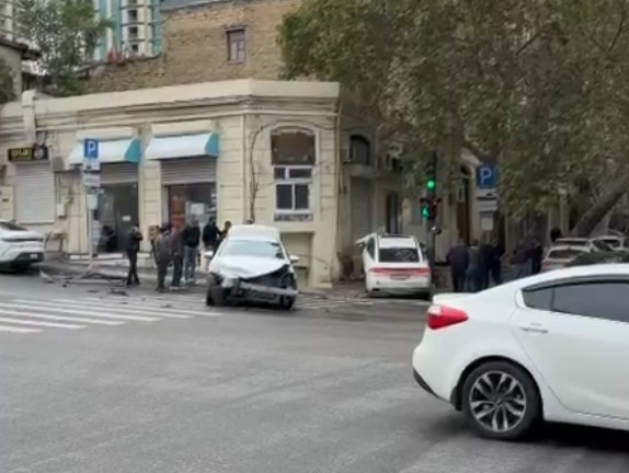 В центре Баку Hyundai после столкновения с BYD вылетел на тротуар 3 В центре Баку Hyundai после столкновения с BYD вылетел на тротуар