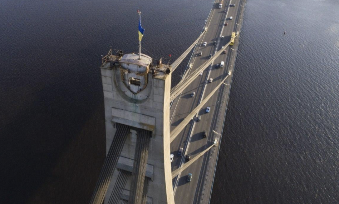Россияне нанесли удар по Северному мосту в Киеве: движение перекрыто