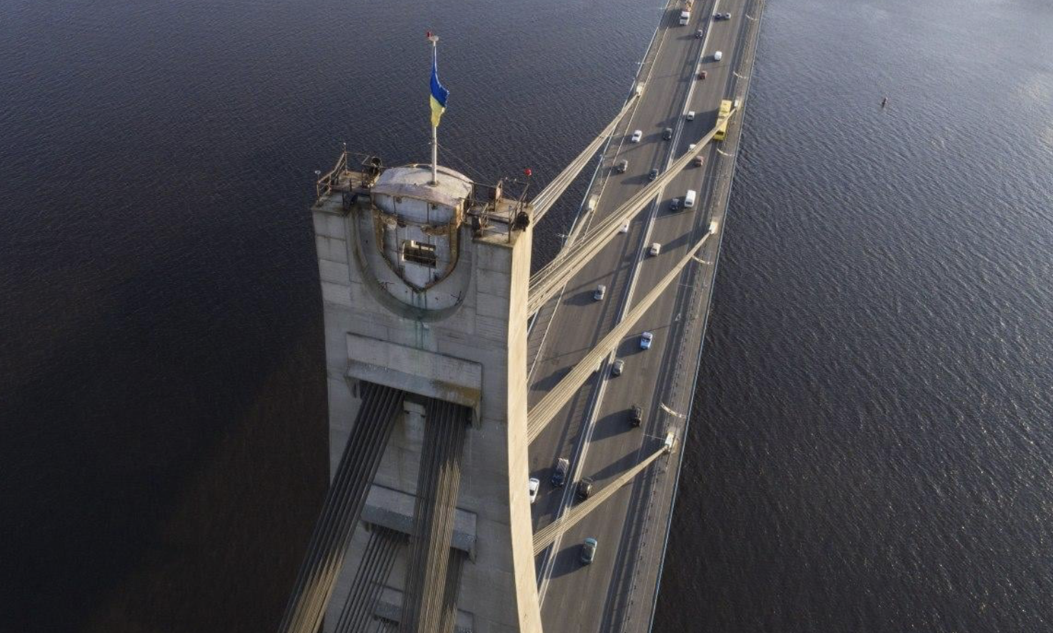 Россияне нанесли удар по Северному мосту в Киеве: движение перекрыто