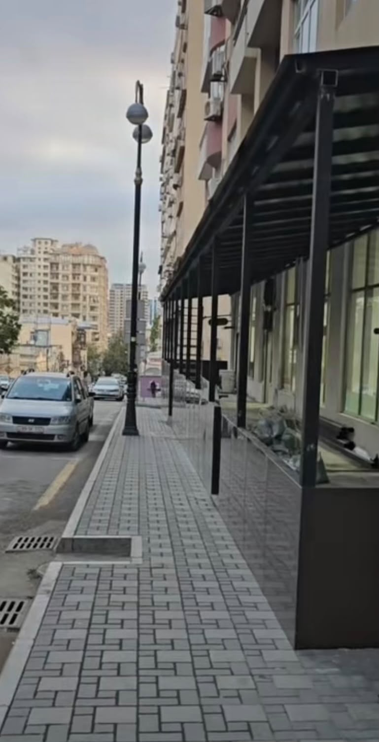 В Баку пресекли незаконное строительство пристройки на тротуаре