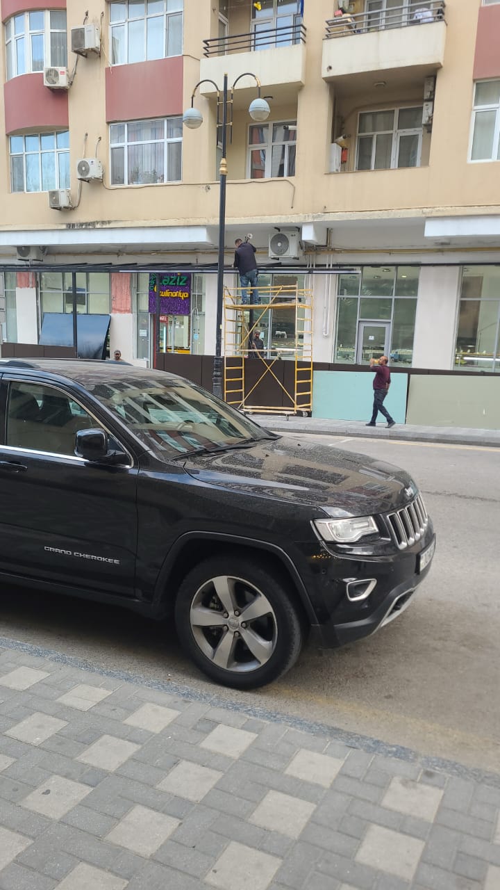 В Баку пресекли незаконное строительство пристройки на тротуаре