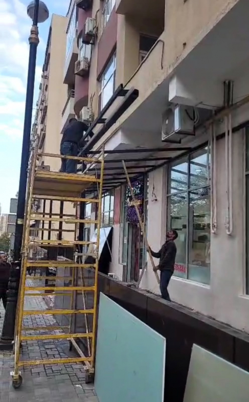 В Баку пресекли незаконное строительство пристройки на тротуаре