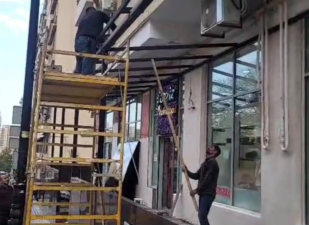 В Баку пресекли незаконное строительство пристройки на тротуаре 2 В Баку пресекли незаконное строительство пристройки на тротуаре
