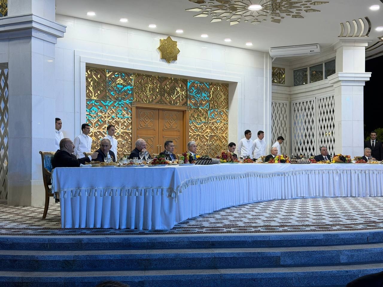 Алиев и Пашинян побеседовали на концерте в Туркменистане