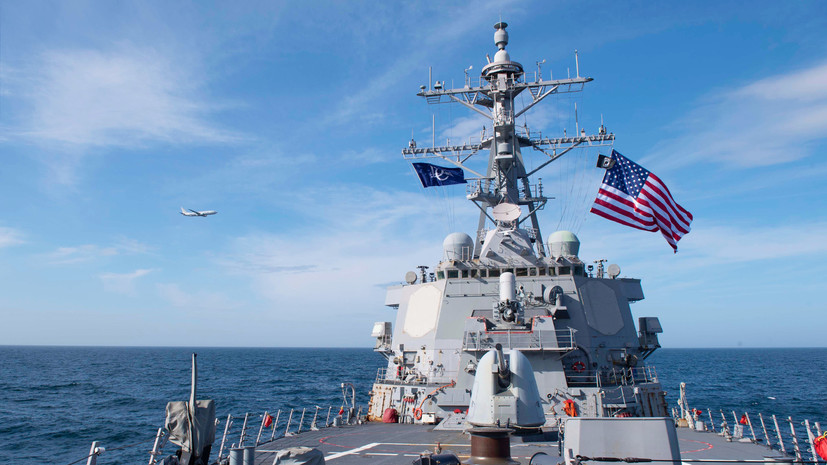 Tasnim: военные корабли США изменили курс после ударов по танкерам
