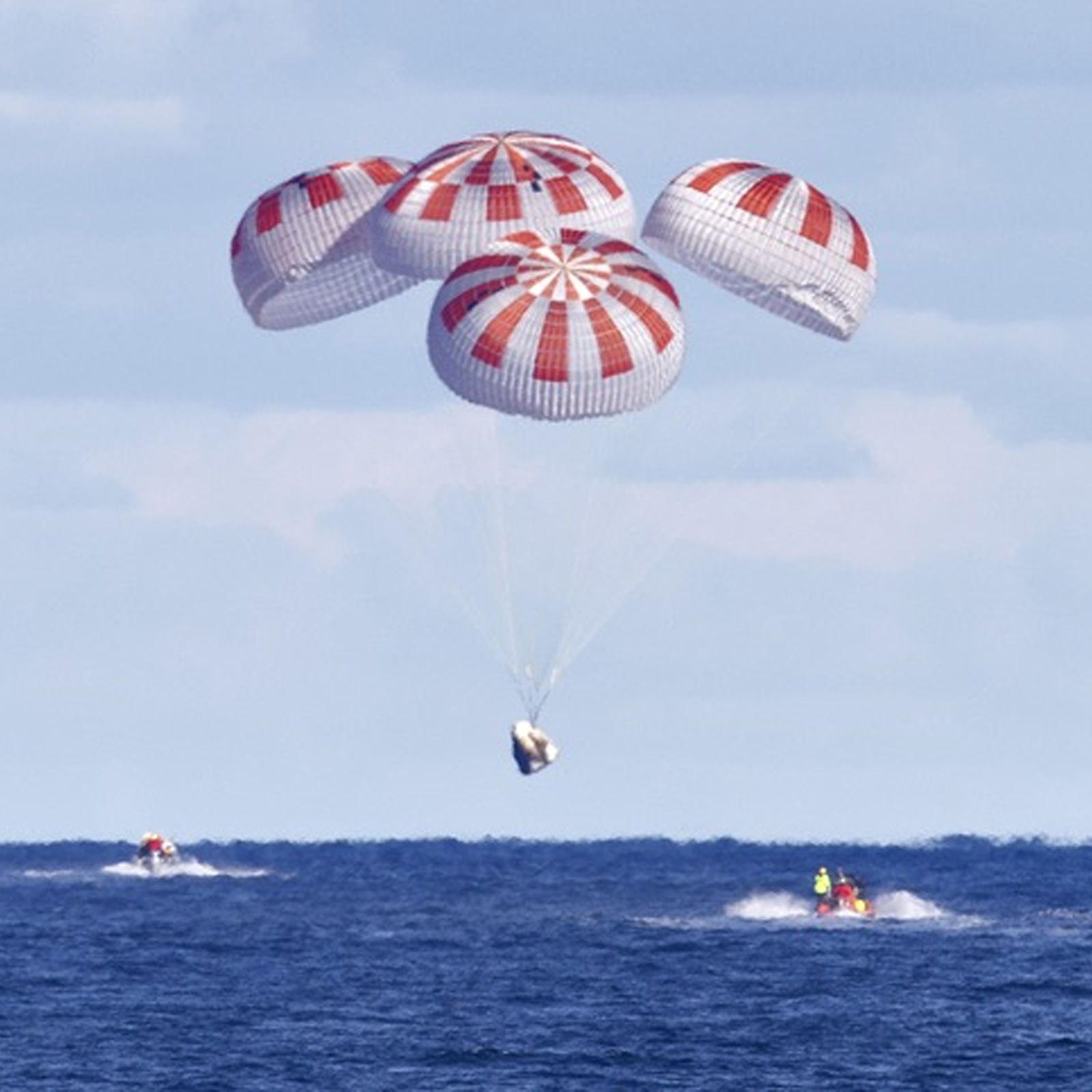 Crew Dragon успешно вернулся на Землю 3 Crew Dragon успешно вернулся на Землю