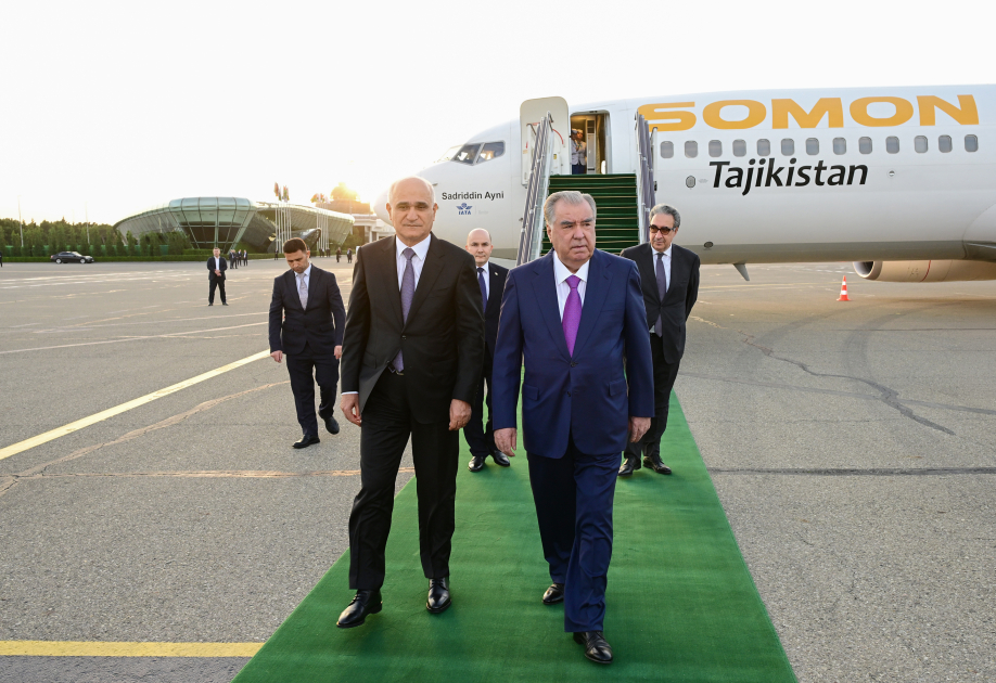 Президент Таджикистана прибыл в Баку для встречи лидеров Азии