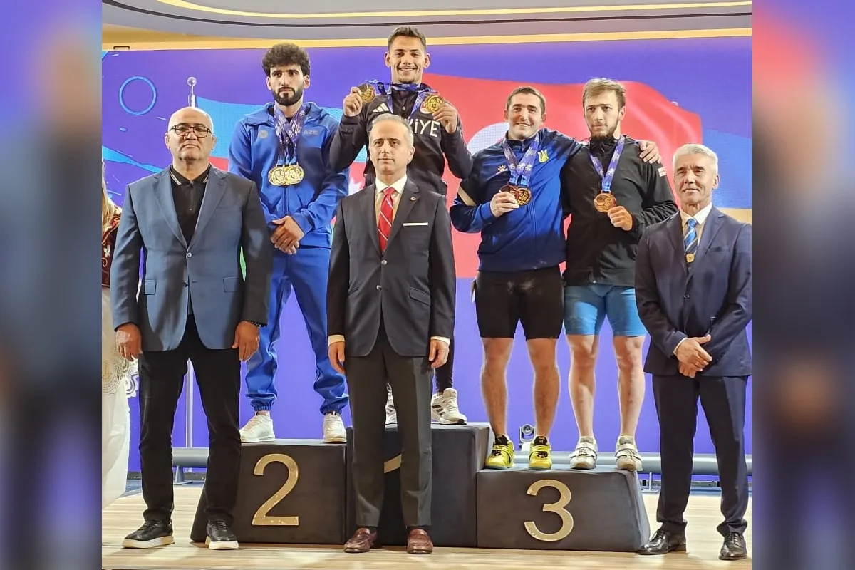 Азербайджанский тяжелоатлет взял три медали на чемпионате Европы