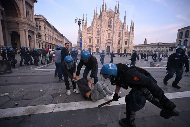 В Италии протестующие пошли на штурм оцеплений 2 В Италии протестующие пошли на штурм оцеплений