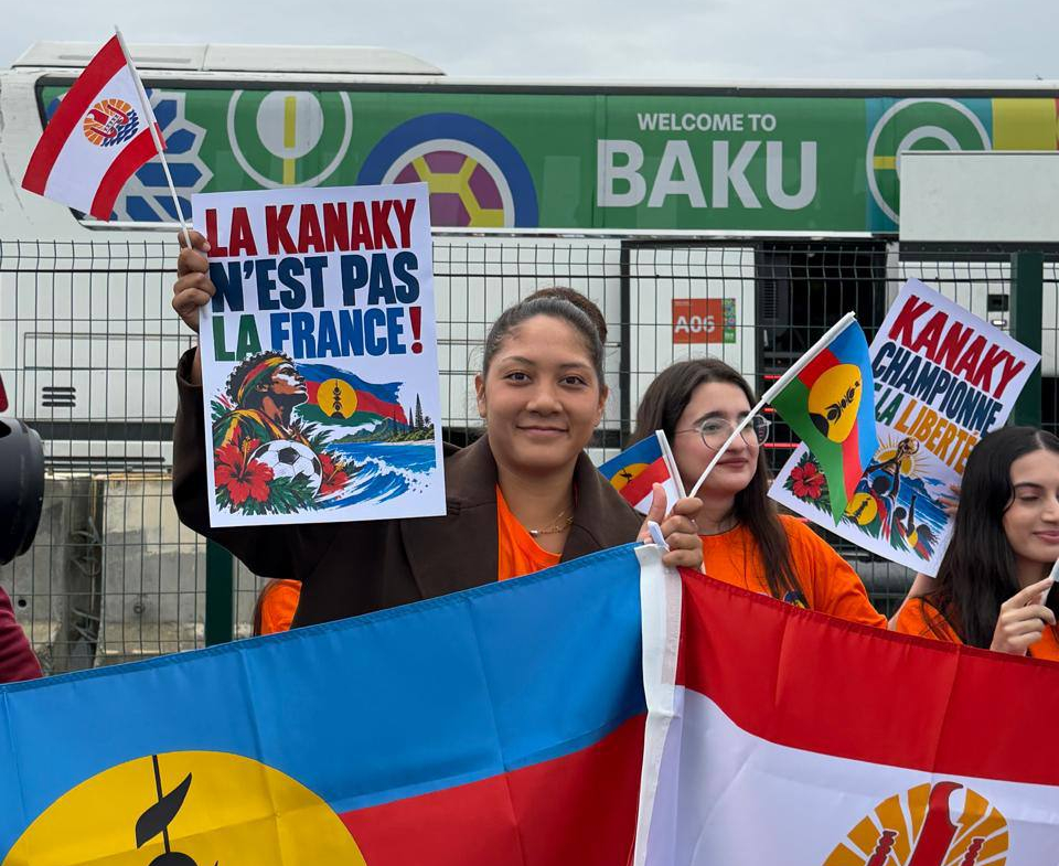 В Баку поддержали футболистов Новой Каледонии и Французской Полинезии 2 В Баку поддержали футболистов Новой Каледонии и Французской Полинезии