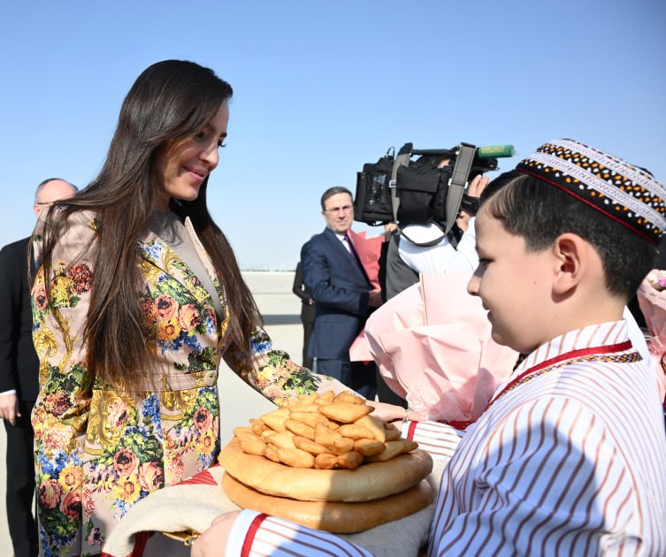 Лейла Алиева прилетела в Ашхабад 2 Лейла Алиева прилетела в Ашхабад