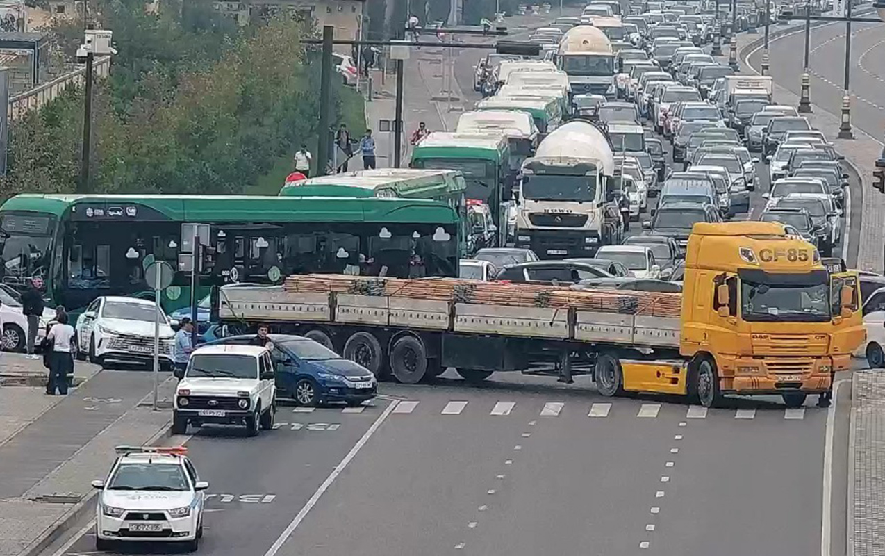 В Баку неисправный грузовик перекрыл движение на проспекте 8 Ноября