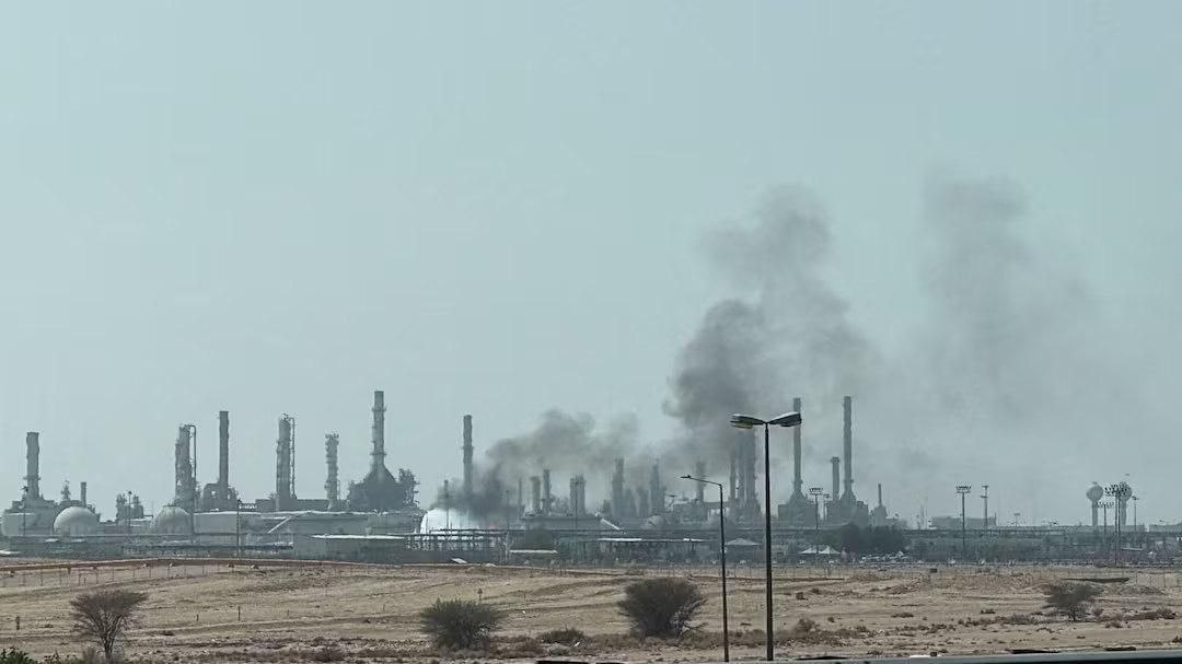 Хуситы атаковали нефтяной объект Saudi Aramco в Эр-Рияде 2 Хуситы атаковали нефтяной объект Saudi Aramco в Эр-Рияде