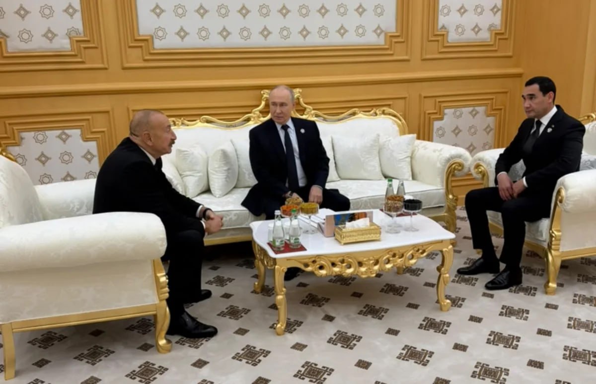 Алиев встретился с Путиным в Туркменистане
