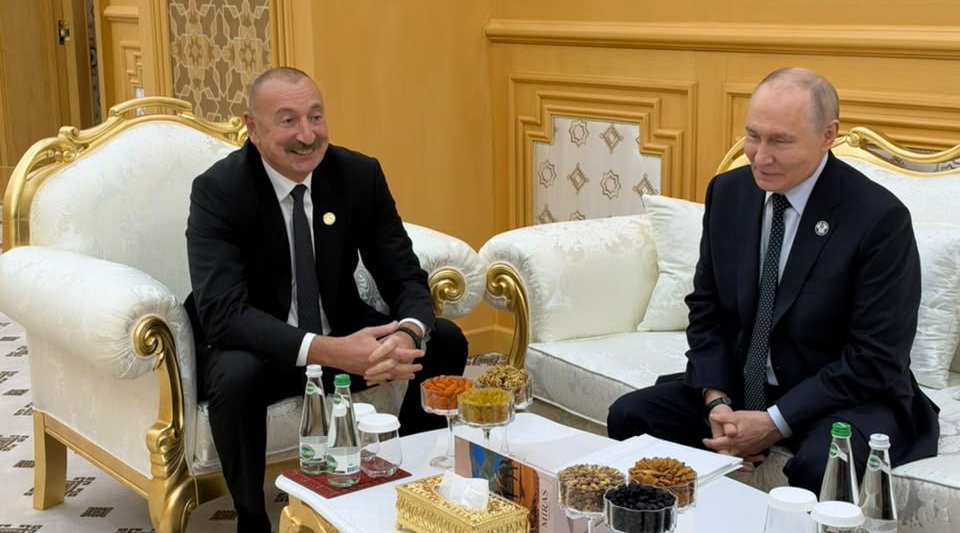 Алиев встретился с Путиным в Туркменистане