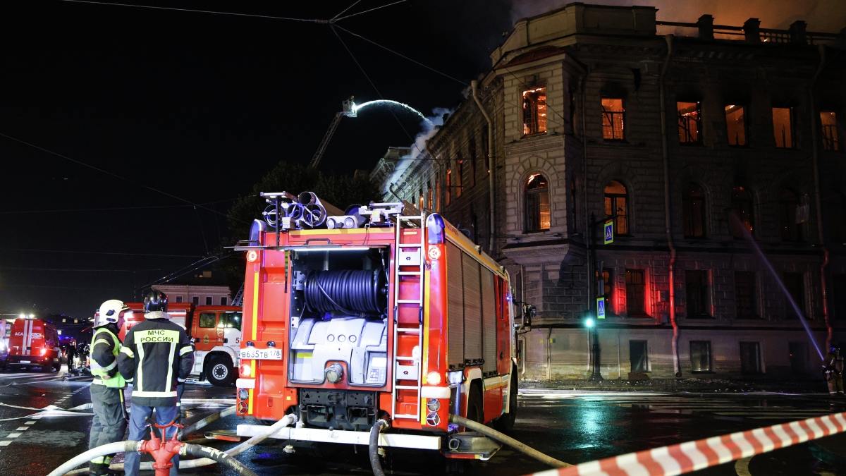Исторический особняк на Исаакиевской площади загорелся в Петербурге 2 Исторический особняк на Исаакиевской площади загорелся в Петербурге