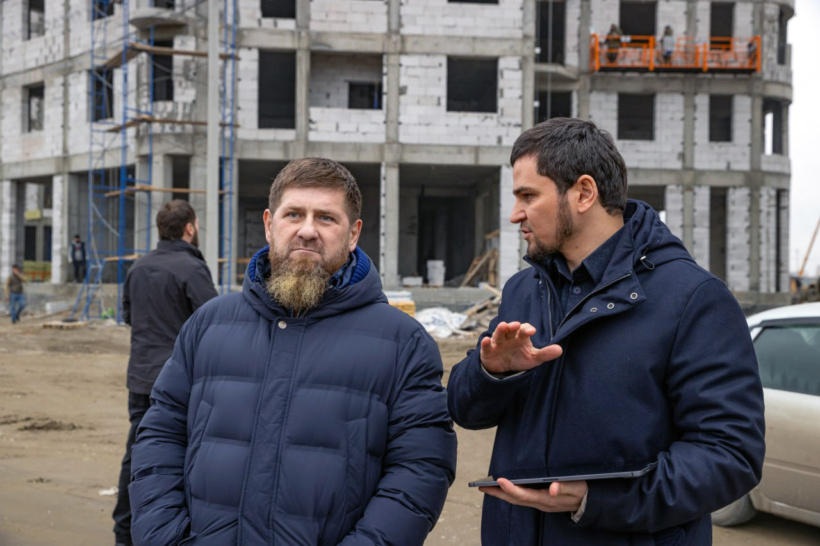 Кадыров выслушал доклад Кадырова и поблагодарил Кадырову