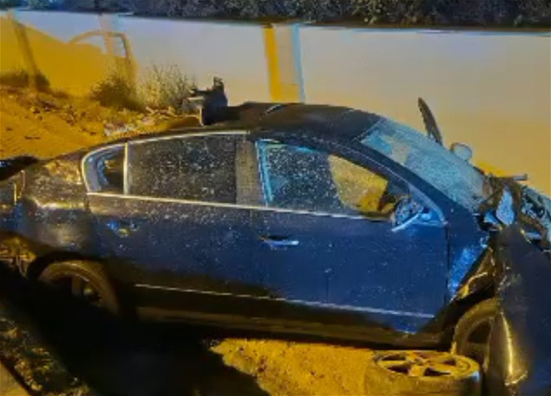 Пьяный водитель перевернул автомобиль в Баку: погибли два человека